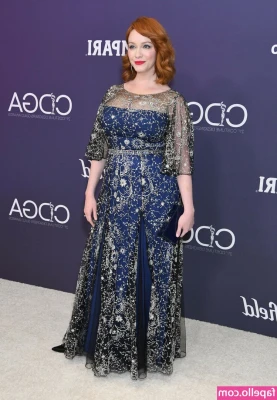 Christina Hendricks [ christina-hendricks ] - Alicia Shows Off Her Soles While Hubby In Shower 🚿