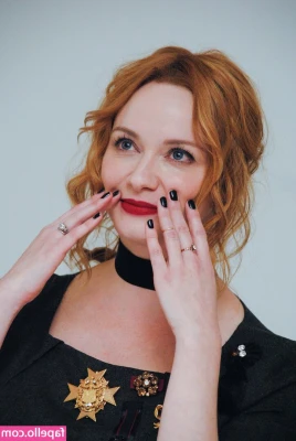 Christina Hendricks [ christina-hendricks ] - I don’t think I know how to put on shirts at all, can you help