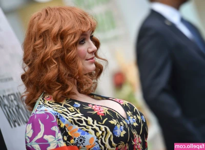 Christina Hendricks [ christina-hendricks ] - Teaser🤩... been shooting all day .