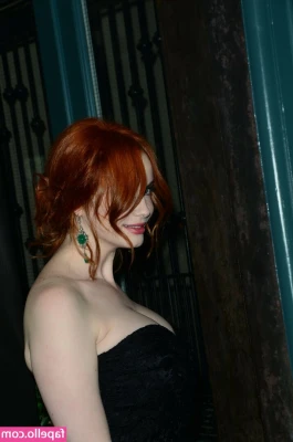 Christina Hendricks [ christina-hendricks ] - who wants me to go live here at 9pm est. tonight?!