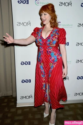 Christina Hendricks [ christina-hendricks ] - heres a booty pic ;) @onlyfans @pornhub @modelhub
