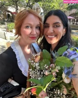 Christina Hendricks [ christina-hendricks ] - gunna already call myself late as currently sat in the bath with with