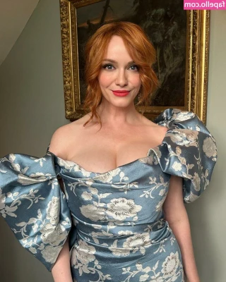 Christina Hendricks [ christina-hendricks ] - Exclusive OF release🚨 Come join me in my bedroom 😉 Dancing in