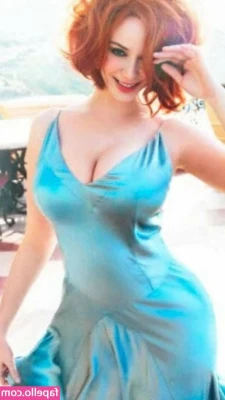 Christina Hendricks [ christina-hendricks ] - Its fun making tinies worship my feet and mountainess ass all at once