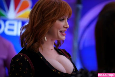 Christina Hendricks [ christina-hendricks ] - Outdoors Shoe play!  Um pouco de exibicionismo público!