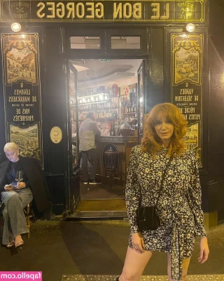 Christina Hendricks [ christina-hendricks ] - Your tipsy little drunnk slut just wants to say hiiiii