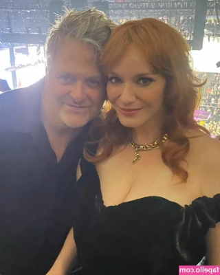 Christina Hendricks [ christina-hendricks ] - Hi baby, dm me with what kind of pics you wanna see from me!!