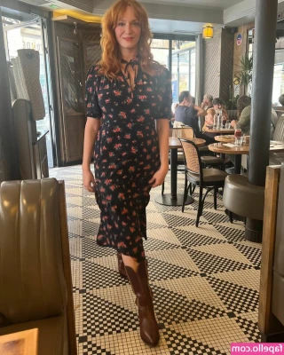 Christina Hendricks [ christina-hendricks ] - Cheeky outdoors😜🌿