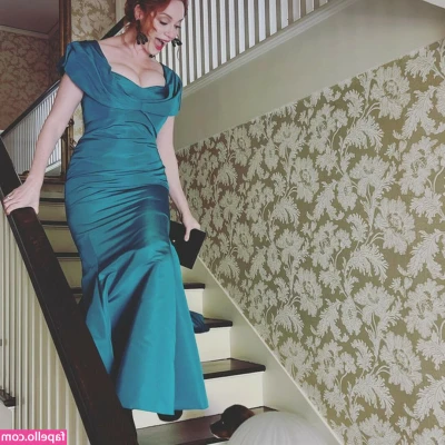 Christina Hendricks [ christina-hendricks ] - Good morning everyone 💕😘 how are you guys? Everyone going