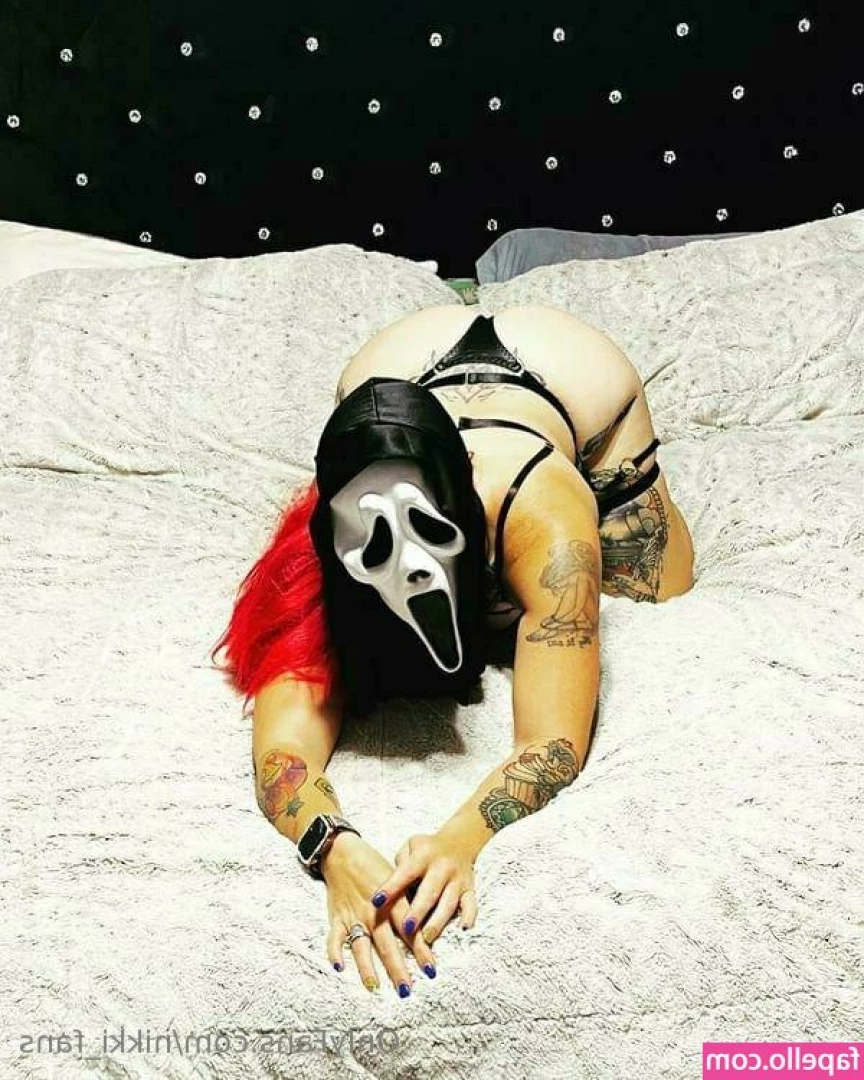 nikki_fans [ nikki-fans ] - Just chillin watchin scary movies  Do you like scary movies