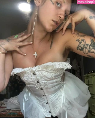 Sierra Ferrell [ sierra-ferrell ] - kiss amp tell