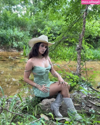 Sierra Ferrell [ sierra-ferrell ] - Mmmmm