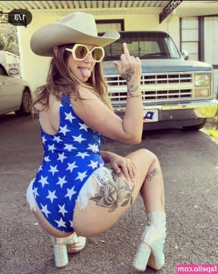 Sierra Ferrell [ sierra-ferrell ] - fun outfit