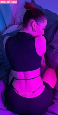 Janaxnell - Leave a 💕 if you'd slide in