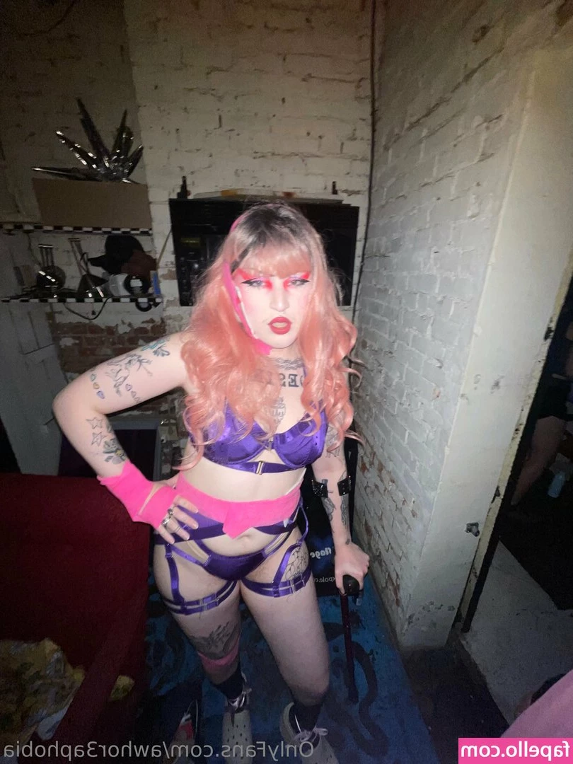 awhor3aphobia - Who likes girls who smoke   message me if you do I have smoking