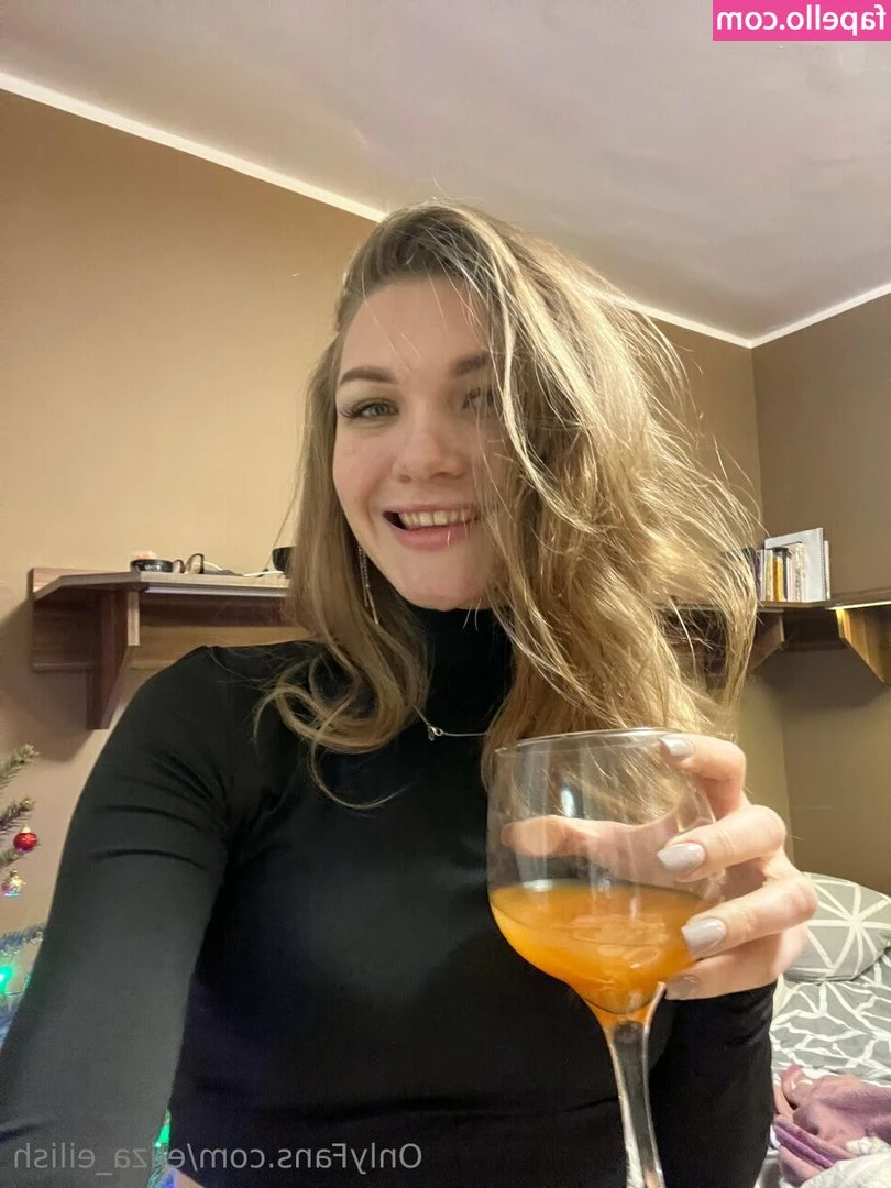 eliza_eilish [ eliza-eilish ] - Anyone for some wrinkled soles