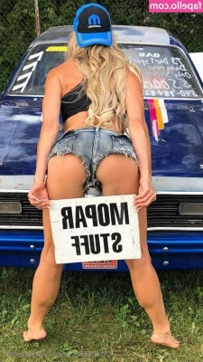 moparmodel1 - Big boobs and big ass .. what's your favourite side of me baby ? 😍