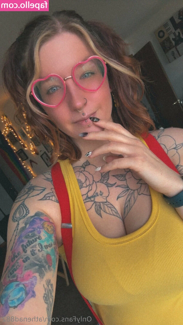 athenad882 - scarlet sagexxx got her nails done today  She wanted to show them off
