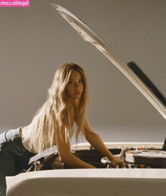 Sydney Sweeney [ sydney-sweeney-2 ] - Bathing and coffee make me happy 😊