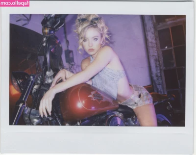 Sydney Sweeney [ sydney-sweeney-2 ] - Finally day off
