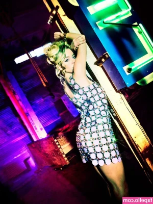 Sydney Sweeney [ sydney-sweeney-2 ] - Her suction cup grip makes you pin her head down & pump