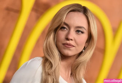 Sydney Sweeney [ sydney-sweeney-2 ] - Bow down to goddess breezy and clean her feet slave.