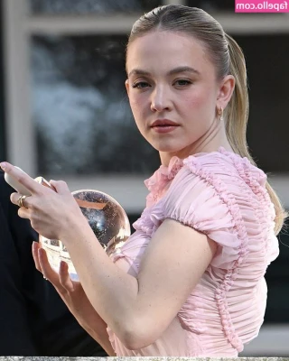 Sydney Sweeney [ sydney-sweeney-2 ] - I wasn’t wearing panties under this dress 🙈
