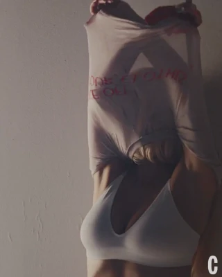 Sydney Sweeney [ sydney-sweeney-2 ] - How could you not grab it?