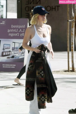 Sydney Sweeney [ sydney-sweeney-2 ] - Took a while to find this set… a fan request to see me trying to