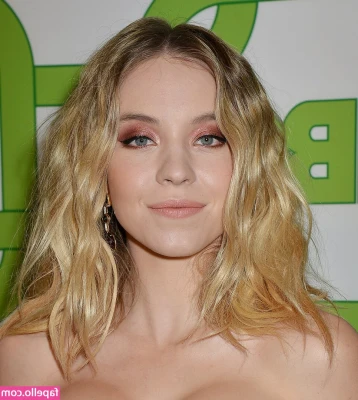 Sydney Sweeney [ sydney-sweeney-2 ] - Waiting on your bed like🤷🏼‍♀️😉