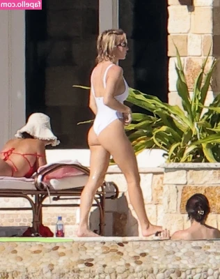 Sydney Sweeney [ sydney-sweeney-2 ] - All that’s missing is someone in between my legs