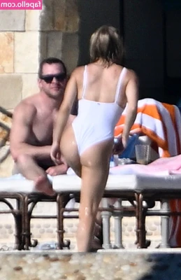 Sydney Sweeney [ sydney-sweeney-2 ] - Having a little fun I bed taking these pictures