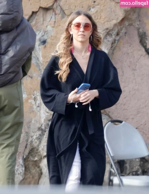 Sydney Sweeney [ sydney-sweeney-2 ] - beep!beep! booty comin’ in, prepare my seat 😛😆😚 heheheh