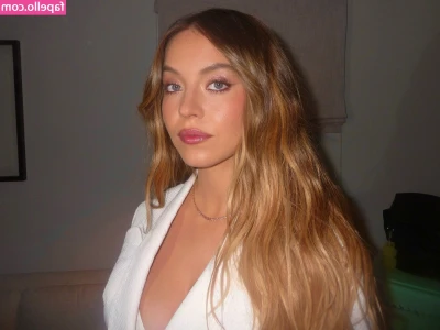 Sydney Sweeney [ sydney-sweeney-2 ] - I’m kind of in love with this lingerie set 🥵 listen to “I look