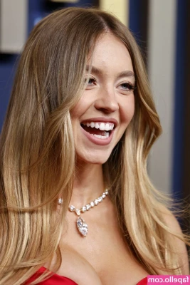 Sydney Sweeney [ sydney-sweeney-2 ] - Yes splash pads !!!!! You know you want to slap your cock here