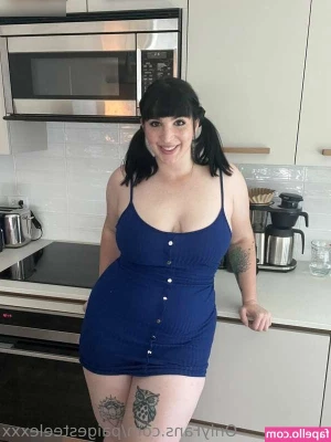 Paige Steele (Paige Gainz) [ paige-steele-paige-gainz ] - Hands and feet always stay on point