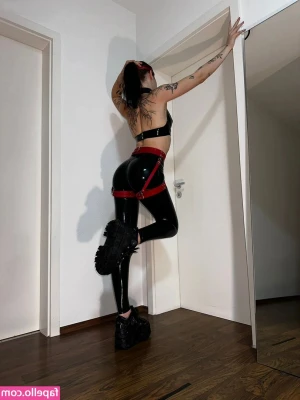 littlebllkkitty - Wearing silver gloves and black stockings