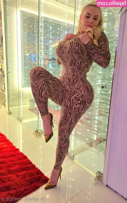 Nicole Coco Austin [ nicole-coco-austin ] - Mira que rico mi amor. Aquí imaginándome que es tu verga me coloca