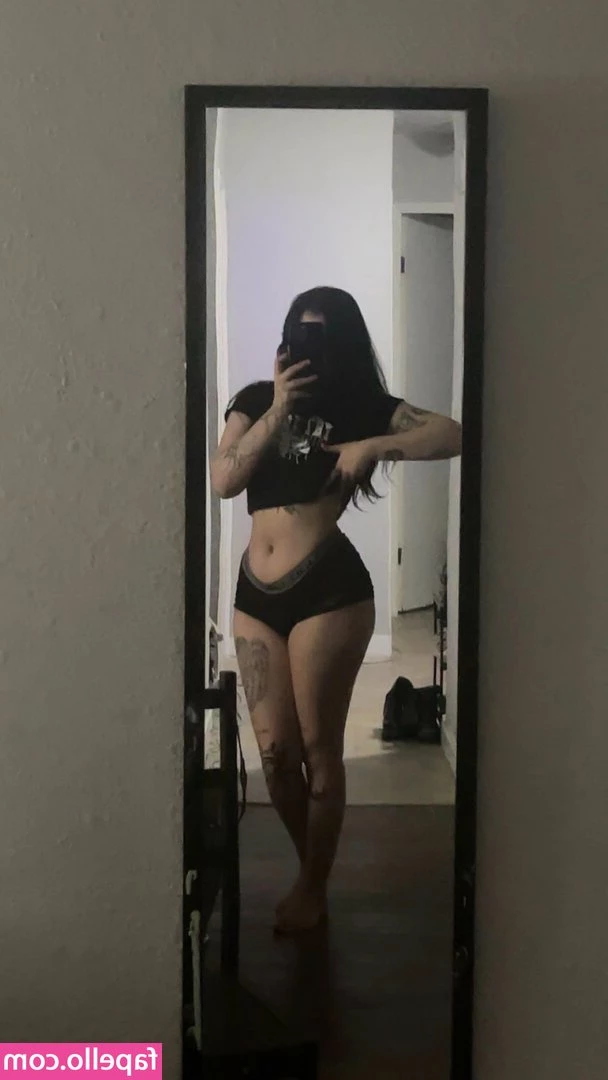 tt_t772 [ tt-t772 ] - Strike a pose