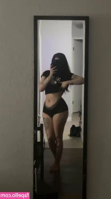 tt_t772 [ tt-t772 ] - Strike a pose
