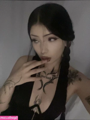 tt_t772 [ tt-t772 ] - Can we all just take a second to understand how beautiful lady this