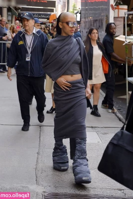 FKA Twigs [ fka-twigs ] - My huge tits are barely contained in this tiny bra