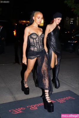 FKA Twigs [ fka-twigs ] - Da du ätzender Geringverdiener in deinem Loserjob viel zu wenig