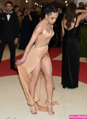 FKA Twigs [ fka-twigs ] - 31 weeks pregnant never looked so good