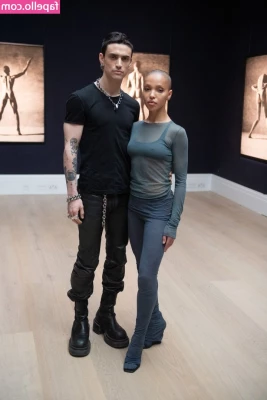 FKA Twigs [ fka-twigs ] - Wanna sit in the park with me