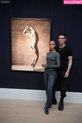 FKA Twigs [ fka-twigs ] - Making that ass shine with golden glitter and a cheeky spank