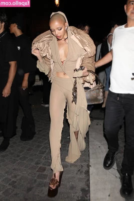 FKA Twigs [ fka-twigs ] - Kiss me or bite me? I prefer second one😏