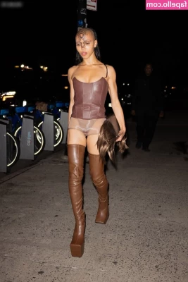 FKA Twigs [ fka-twigs ] - Türchen Nr  6 Brüste eincremen  Wünsche euch allen einen geilen