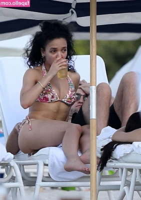 FKA Twigs [ fka-twigs ] - Would you like it if I told you to sit down and enjoy