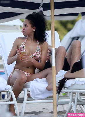 FKA Twigs [ fka-twigs ] - I spy a tiny 🐈 and some booty and soles